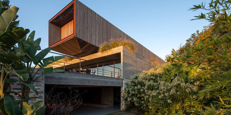 Harmonizing Nature and Architecture: The Serra House Garden